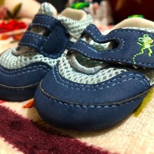 Frog baby shoes